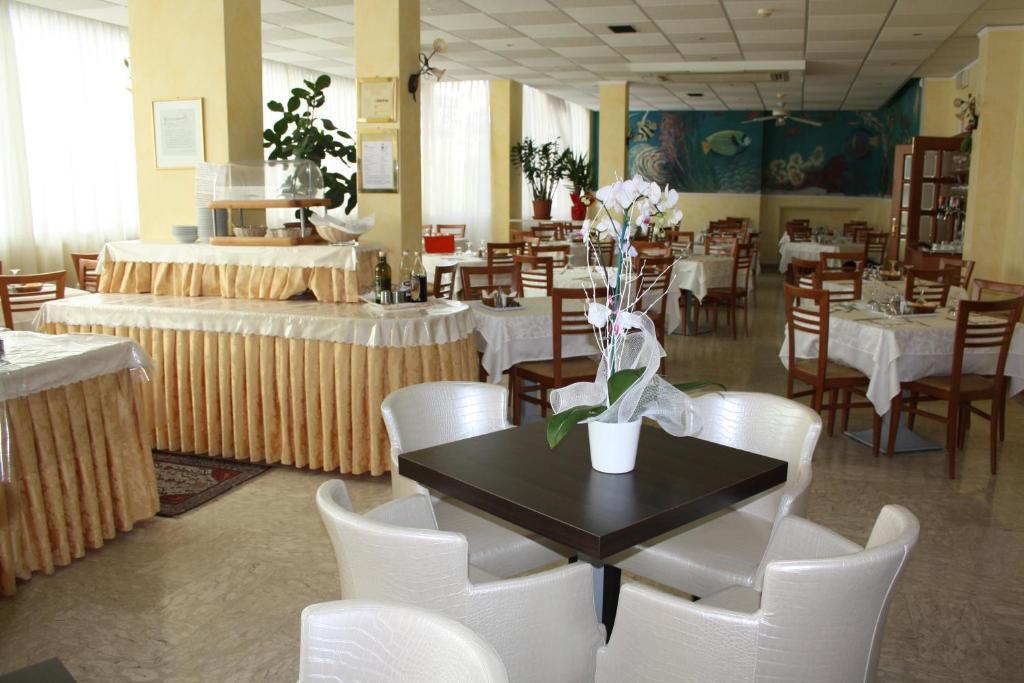 רימיני Hotel Bellerofonte מראה חיצוני תמונה