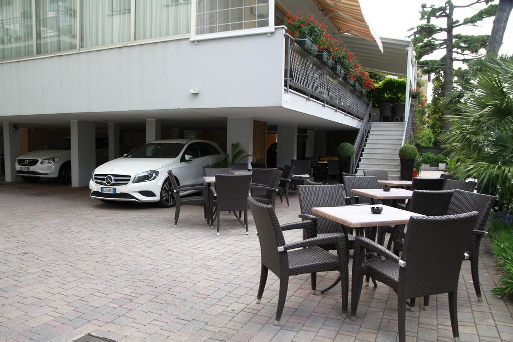 רימיני Hotel Bellerofonte מראה חיצוני תמונה